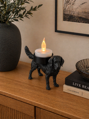 Zwarte Kleine Münsterländer hond waxinelichthouder met LED waxinelichtje op houten kast als stijlvolle woondecoratie.